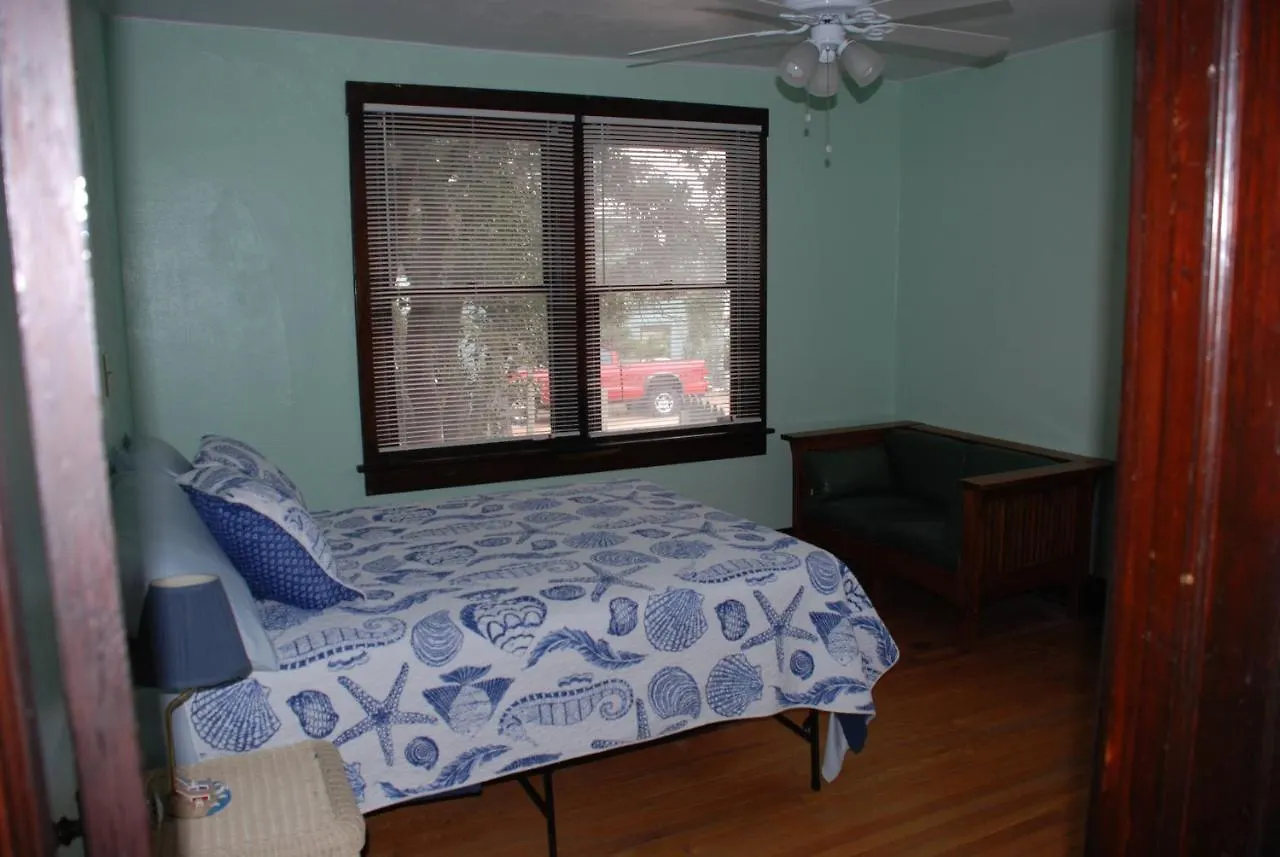 Holiday home Beach Lovers Delight Cottage North Camellia Acres